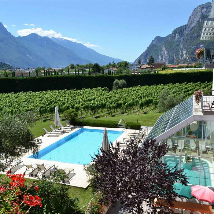 komfort-zimmer mit balkon und poolblick