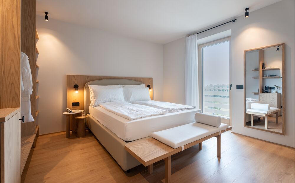 komfort-zimmer mit balkon und poolblick